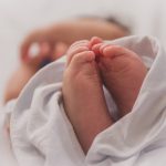 O casal assumiu a responsabilidade pela criança desde os nove meses de idade. (Foto Unsplash)