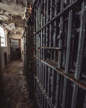 O idoso foi preso após a família da neta mais velha denunciá-lo à polícia. (Foto Pexels)