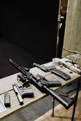 "Eu a amava muito e a ajudava varrendo e lavando a louça, para que ela pudesse descansar," prossegue o menino. (Foto Pexels)