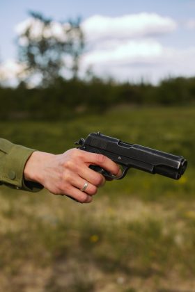 O garoto de 12 anos, sofreu ferimentos no rosto, olhos e pés no ataque de segunda-feira (1º). (Foto Pexels)