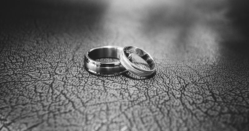 “O fotógrafo estava na nossa frente com a câmera na mão, de repente senti uma mão na parte de trás da minha cabeça me empurrando de cara para o bolo". (Foto Pexels)
