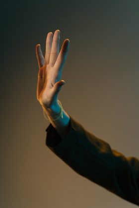 Segundo o delegado Marcelo Lopes, a vítima estava esperando amigas em frente à casa da suspeita. (Foto Pexels)