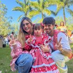 O visual incluía camisa de sua marca e calça jeans. (Foto: Instagram)