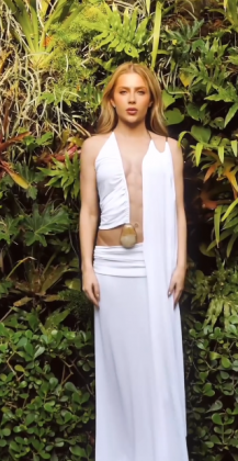 O vestido branco de Jade tinha recortes sensuais em estilo cut-out. (Foto: Instagram)