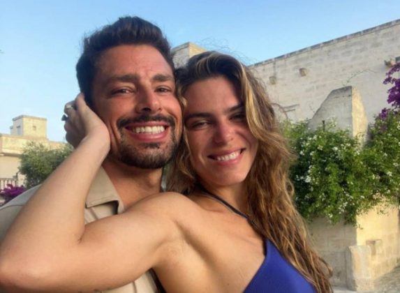 Cauã dá vida ao personagem César na produção. (Foto: Instagram)