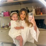"Minhas vidas", escreveu a influenciadora sobre as filhas. (Foto: Instagram)