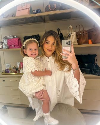 "Minhas vidas", escreveu a influenciadora sobre as filhas. (Foto: Instagram)