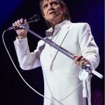 O cantor pediu que fotógrafos se afastassem do palco. (Foto: Instagram)