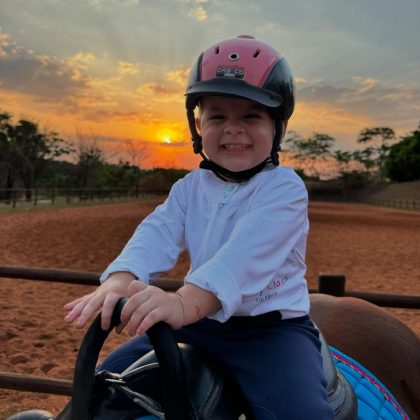 Maria Flor, de 2 anos, aparece recebendo o suplemento. (Foto: Instagram)