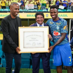 Vini Jr. recebe certificado que revela ancestrais. (Foto: Reprodução Instagram)