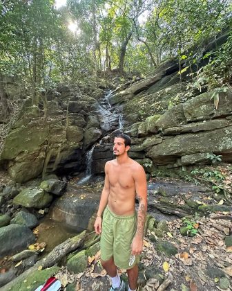 "De ocupar um lugar que, talvez, seja de uma pessoa, talvez não... [Mas] de uma pessoa que se preparou [para ser ator]", declarou em entrevista ao podcast Shoes Off. (Foto Instagram)