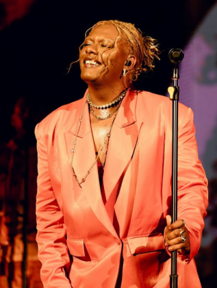 Kenya Sade apresentou a cerimônia ao vivo com muita energia. (Foto: Instagram)