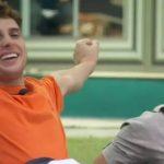 Os atores Diego e Amaury, foram convidados a aproveitar a área externa da casa. Além de passarem um tempo na academia e discutirem sobre o jogo, fizeram uma rápida prova de resistência. (Foto Divulgação)