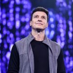 O apresentador compartilhou a notícia da cura de sua esposa. (Foto: Instagram)