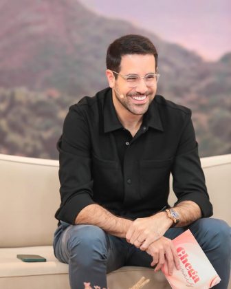 Ela previu a morte de um famoso ícone da comunicação brasileira, sem citar diretamente Silvio Santos, que estava internado na época. (Foto Instagram)
