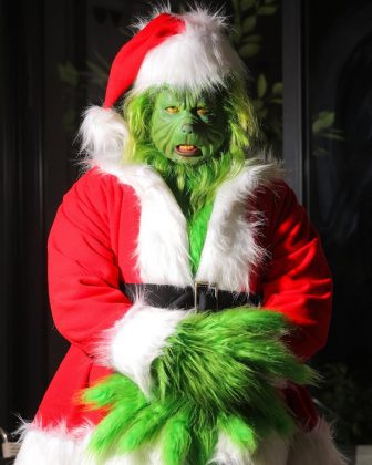 O influenciador, Carlinhos Mais se vestiu de Grinch e deixou todos chocados com a transformação dos pés a cabeça. (Foto: Instagram)