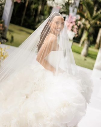 Em dezembro, exatamente um ano após o casamento, Larissa e André renovaram seus votos novamente. (Foto Instagram)