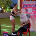 A atriz Maria, também do Camarote, foi expulsa ao agredir Natália com um balde durante a brincadeira "Discordia", ao vivo. (Foto Divulgação)