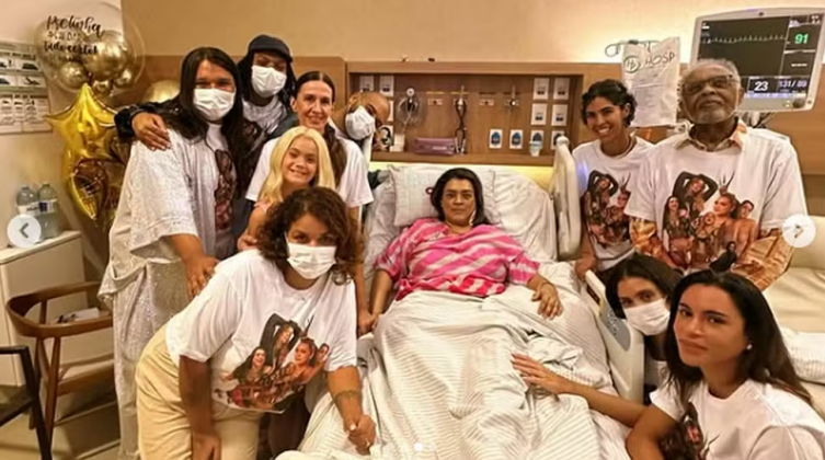 Preta aparece de costas, olhando pela janela do quarto. (Foto: Instagram)