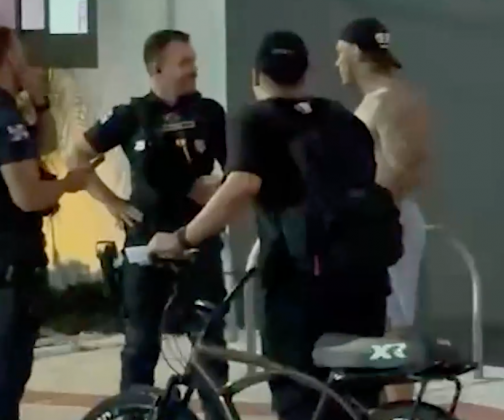 Toguro deixa delegacia sem camisa e caminhando ao lado de amigos. (Foto: Reproducao)