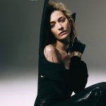 Paris atuou nas séries American Horror Stories e Enxame, e gerou polêmica ao interpretar uma versão lésbica de Jesus no filme Hábito. (Foto Instagram)