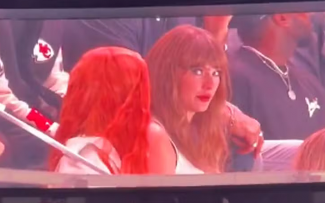 Taylor Swift é vaiada por torcida ao aparecer em telão no Super Bowl. (Foto: reprodução)