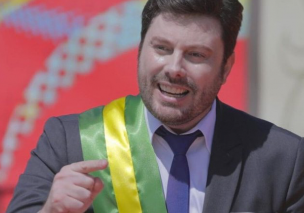 Ele apareceu para gravar com Íris Abravanel. (Foto: Instagram)