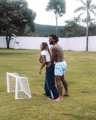 Gabigol compartilha álbum romântico ao lado de Rafaella, irmã de Neymar (Foto: Instagram)