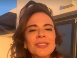 Luciana Gimenez dorme com bebê reborn. (Foto: Instagram)