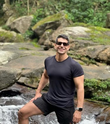 Alexandre Barillari também é autor de livros e já dirigiu peças de teatro. (Foto: Instagram)
