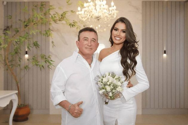 Noiva usa dois vestidos: um modelo sereia para a cerimônia e um vestido branco para a festa. (Foto: Instagram)