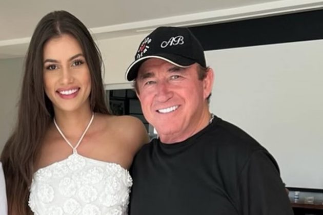 Cantor usa terno azul claro com sapatênis. (Foto: Instagram)