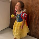 Influenciadora usa produtos específicos para definir os cachos da filha. (Foto: Instagram)
