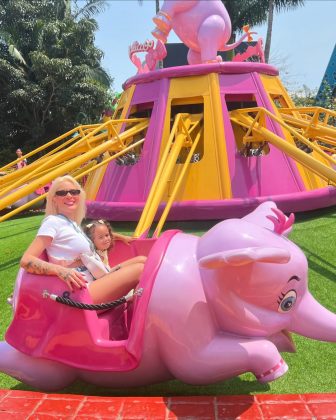 Influenciadora aprendeu tudo sobre cabelos cacheados para a filha. (Foto: Instagram)