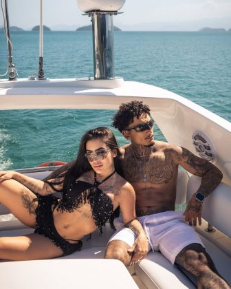 Imagens do casal em momento íntimo viralizam nas redes sociais. (Foto: Instagram)