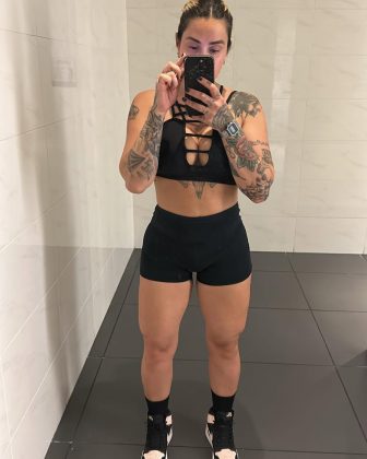 "Eles enfiavam a mão dentro da gente", relata Dani. (Foto: Instagram)