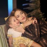 Virginia compartilha Maria Flor se maquiando e encanta Web (Foto: Instagram)