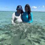 Amado Batista e Calita Franciele em paraíso tropical. (Foto: Instagram)