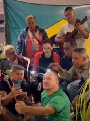 Michelle Bolsonaro canta louvor ao lado de apoiadores em frente a hospital. (Foto: Instagram)