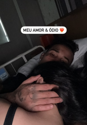 Gato Preto posta foto ao lado de Bia Miranda em hospital. (Foto: Instagram)