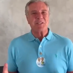 O uniforme oficial da prisão é composto por peças vermelhas. (Foto: Instagrm)