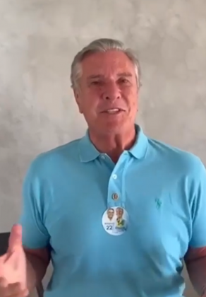 O uniforme oficial da prisão é composto por peças vermelhas. (Foto: Instagrm)