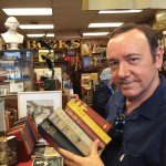 Kevin Spacey voltou a interpretar Frank Underwood em uma campanha da Netflix para divulgar o especial de comédia “I’m Your Mother”, de Tim Dillon (Foto: Instagram).