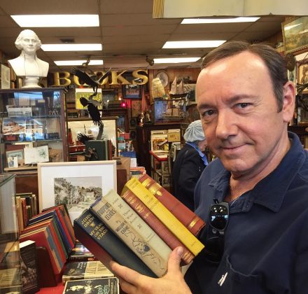Kevin Spacey voltou a interpretar Frank Underwood em uma campanha da Netflix para divulgar o especial de comédia “I’m Your Mother”, de Tim Dillon (Foto: Instagram).