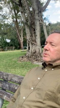 A Netflix não comentou sobre possíveis novos projetos com a participação de Kevin Spacey (Foto: Instagram).