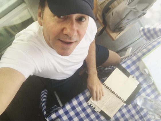 A campanha marca um retorno simbólico de Spacey ao universo de “House of Cards”, embora não represente uma retomada oficial da série (Foto: Instagram).