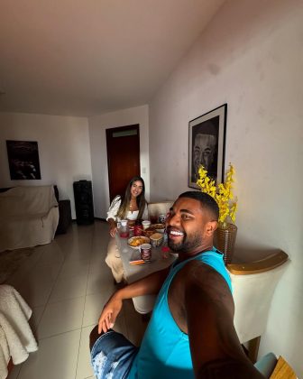 Fãs e amigos famosos celebram a chegada do "mini calabreso" e parabenizam o casal! (Foto: Instagram)