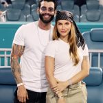 Gusttavo Lima e Andressa Suita foram flagrados pelas câmeras do torneio de tênis (Foto: Instagram)