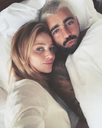 Cintia Dicker e Pedro Scooby celebram bodas de casamento em clima romântico: "Carinho e fogo" (Foto: Instagram)