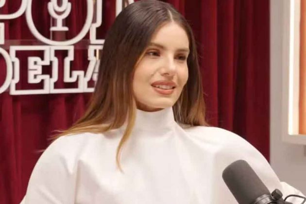 Camila Queiroz revela que sua mãe trabalha como manicure até hoje: "Não sou herdeira" (Foto: YouTube)